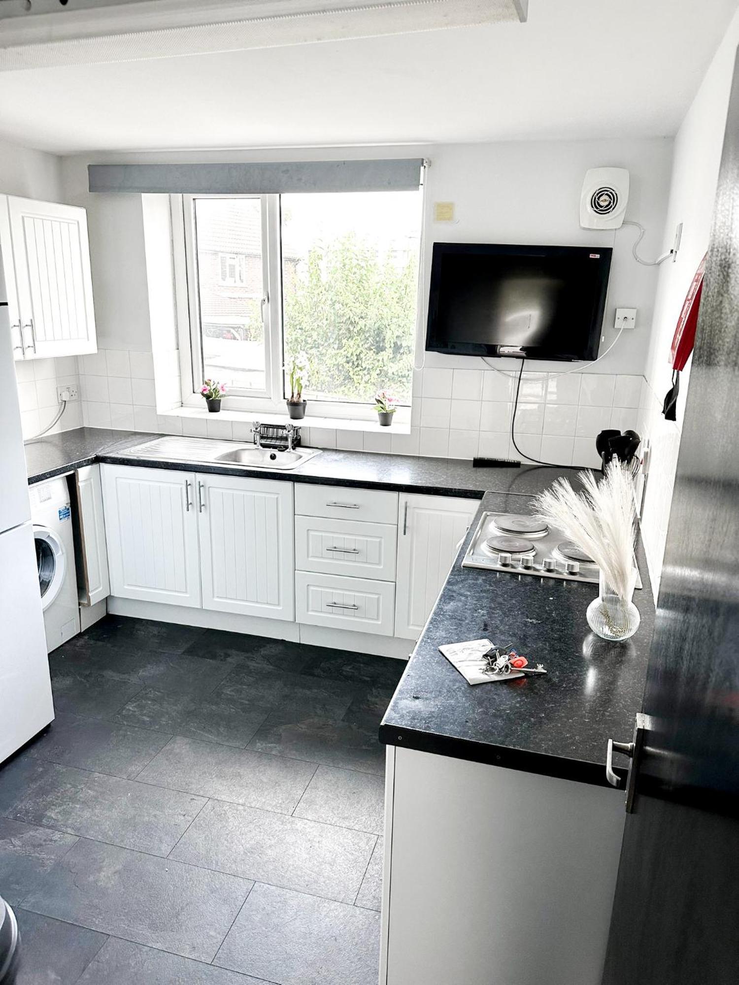 Lovely, Cosy & Central 3 Bed House Near Station กิลลิงแงม ภายนอก รูปภาพ